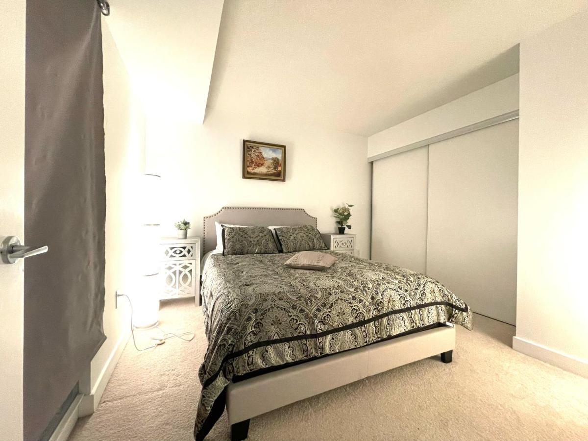 Three-Bedroom Condo With Free Parking Nearby Cn Tower With Lake View โตรอนโต ภายนอก รูปภาพ