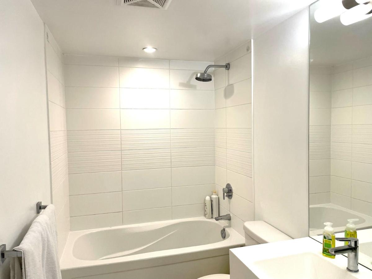 Three-Bedroom Condo With Free Parking Nearby Cn Tower With Lake View โตรอนโต ภายนอก รูปภาพ