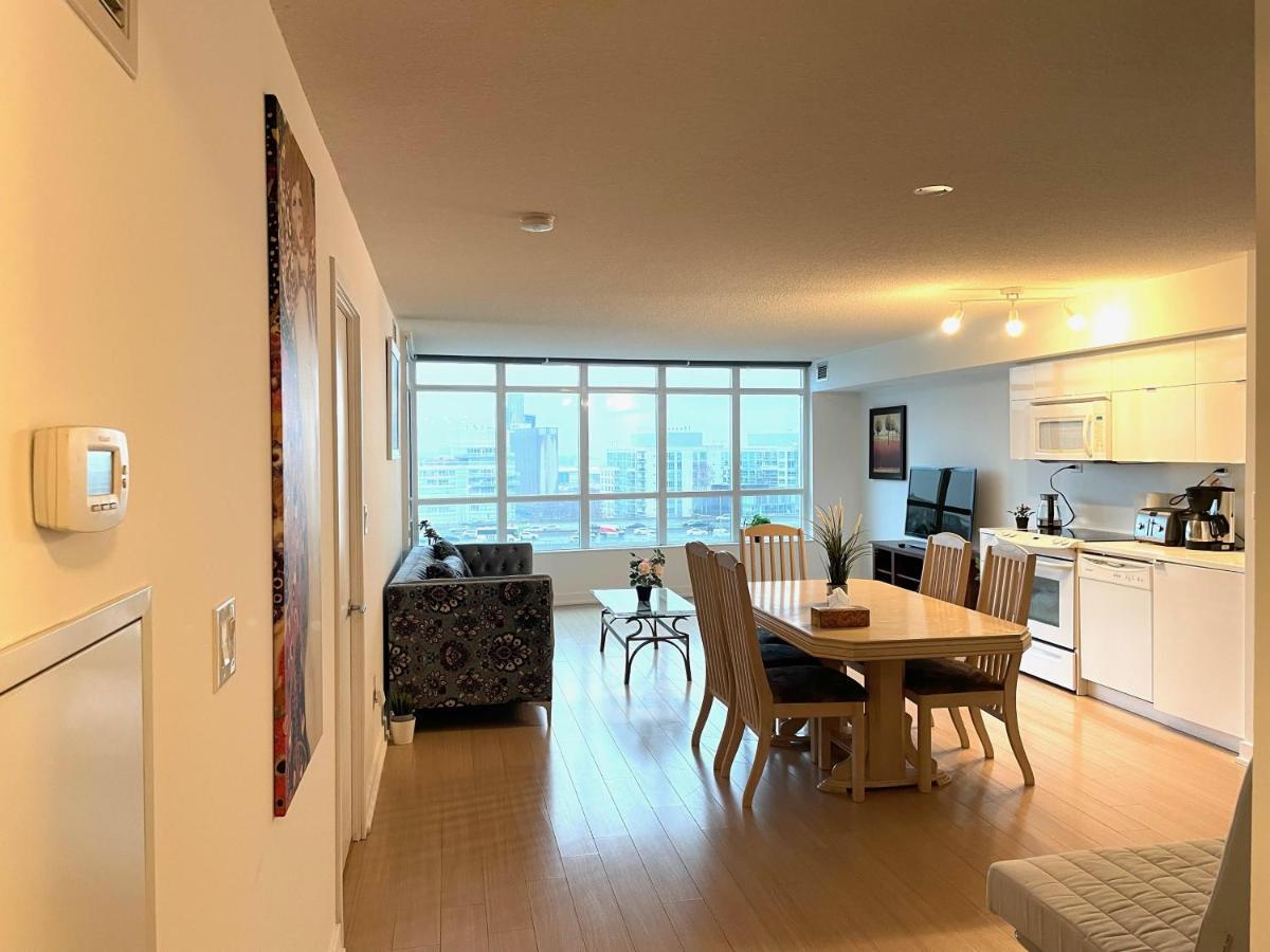 Three-Bedroom Condo With Free Parking Nearby Cn Tower With Lake View โตรอนโต ภายนอก รูปภาพ