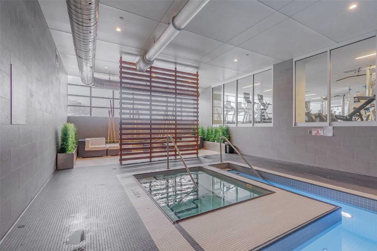 Three-Bedroom Condo With Free Parking Nearby Cn Tower With Lake View โตรอนโต ภายนอก รูปภาพ