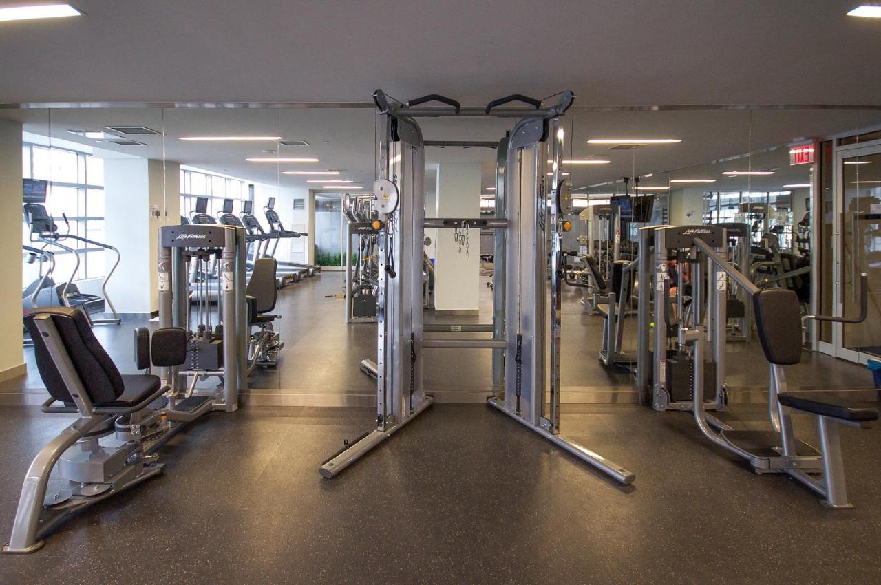 Three-Bedroom Condo With Free Parking Nearby Cn Tower With Lake View โตรอนโต ภายนอก รูปภาพ