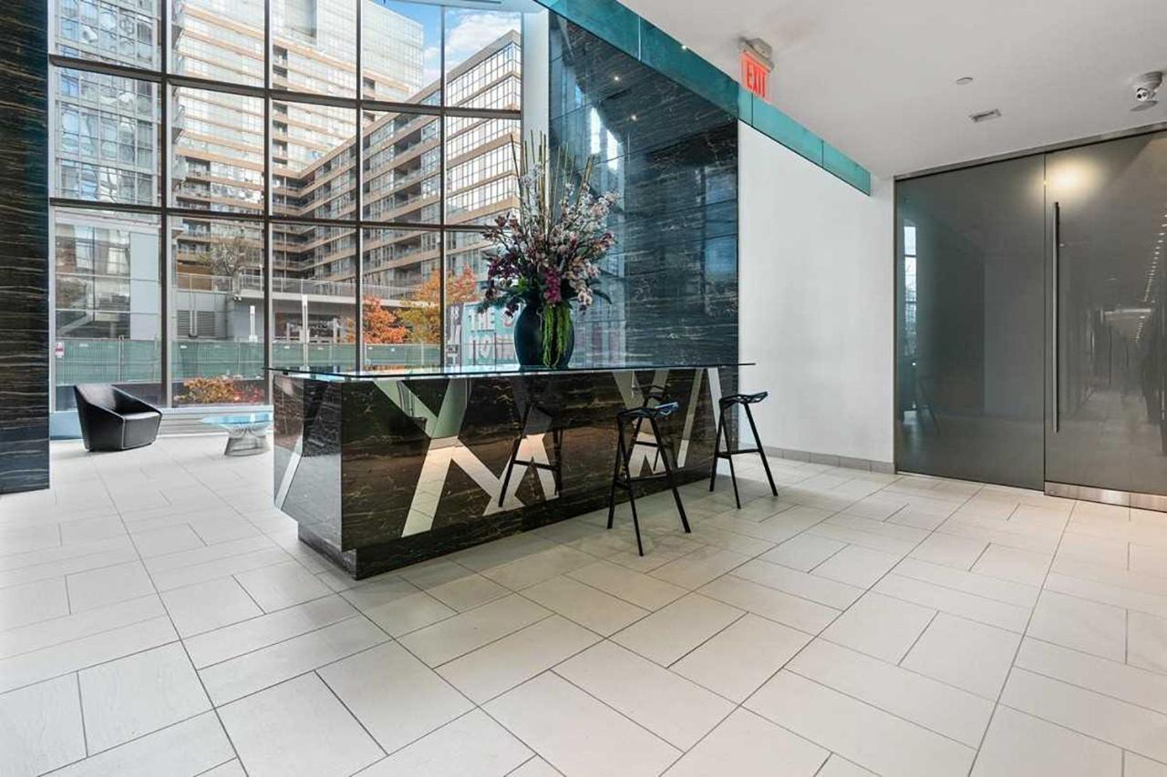 Three-Bedroom Condo With Free Parking Nearby Cn Tower With Lake View โตรอนโต ภายนอก รูปภาพ