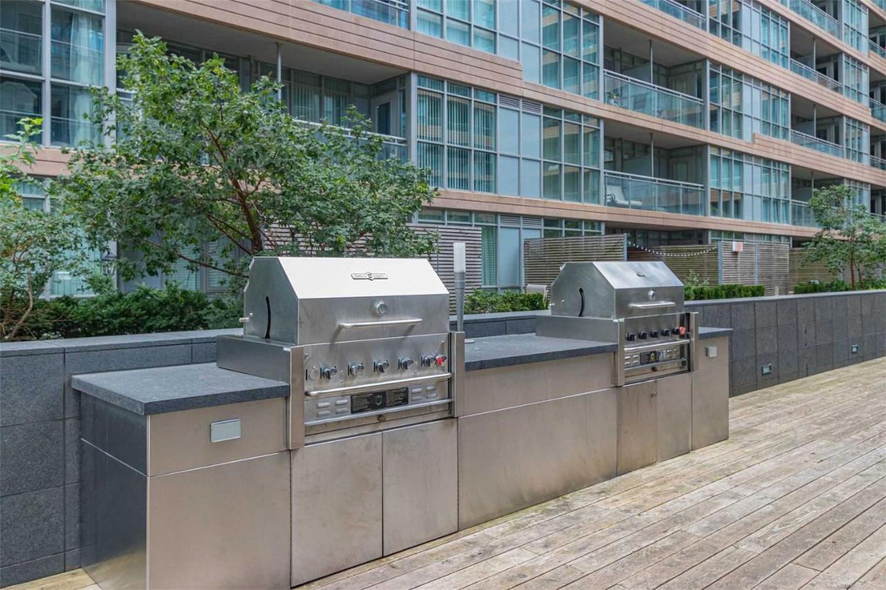 Three-Bedroom Condo With Free Parking Nearby Cn Tower With Lake View โตรอนโต ภายนอก รูปภาพ