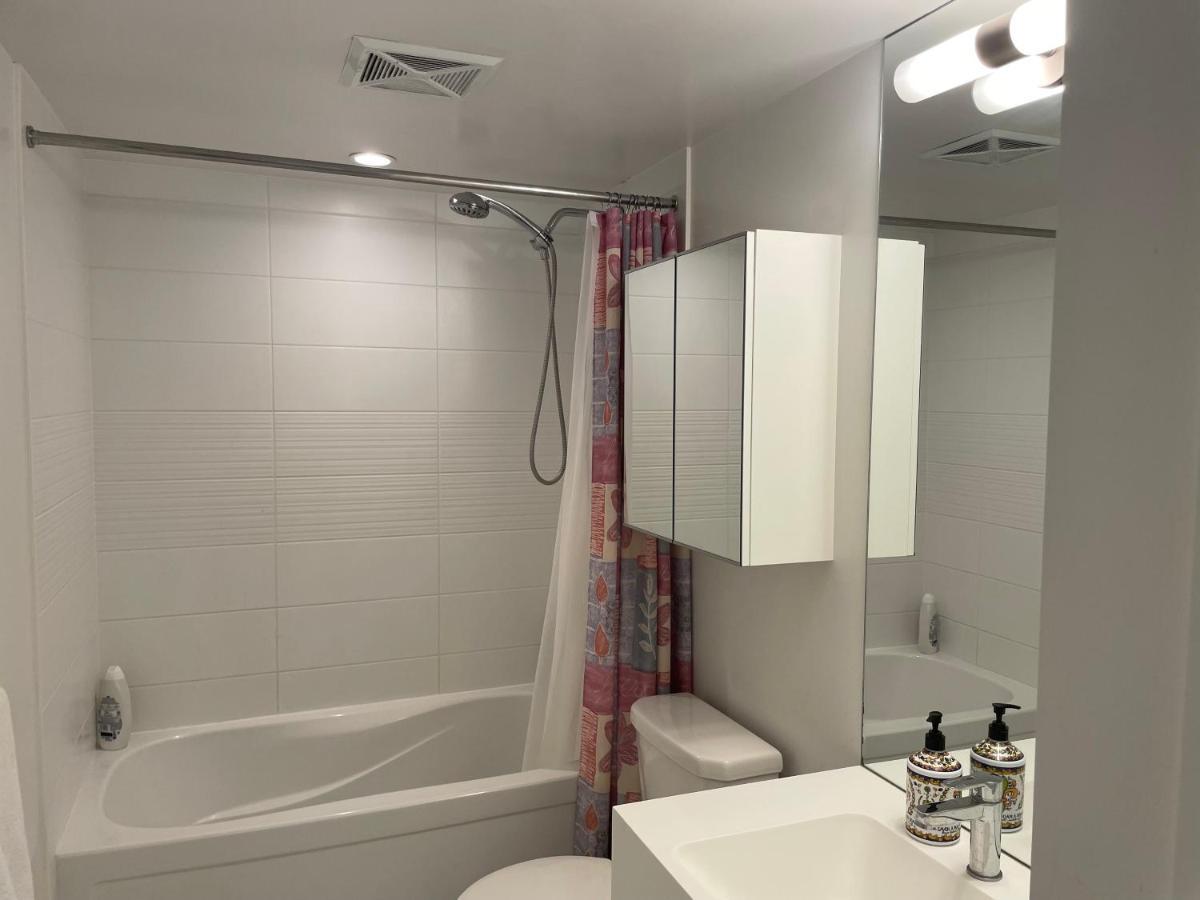 Three-Bedroom Condo With Free Parking Nearby Cn Tower With Lake View โตรอนโต ภายนอก รูปภาพ