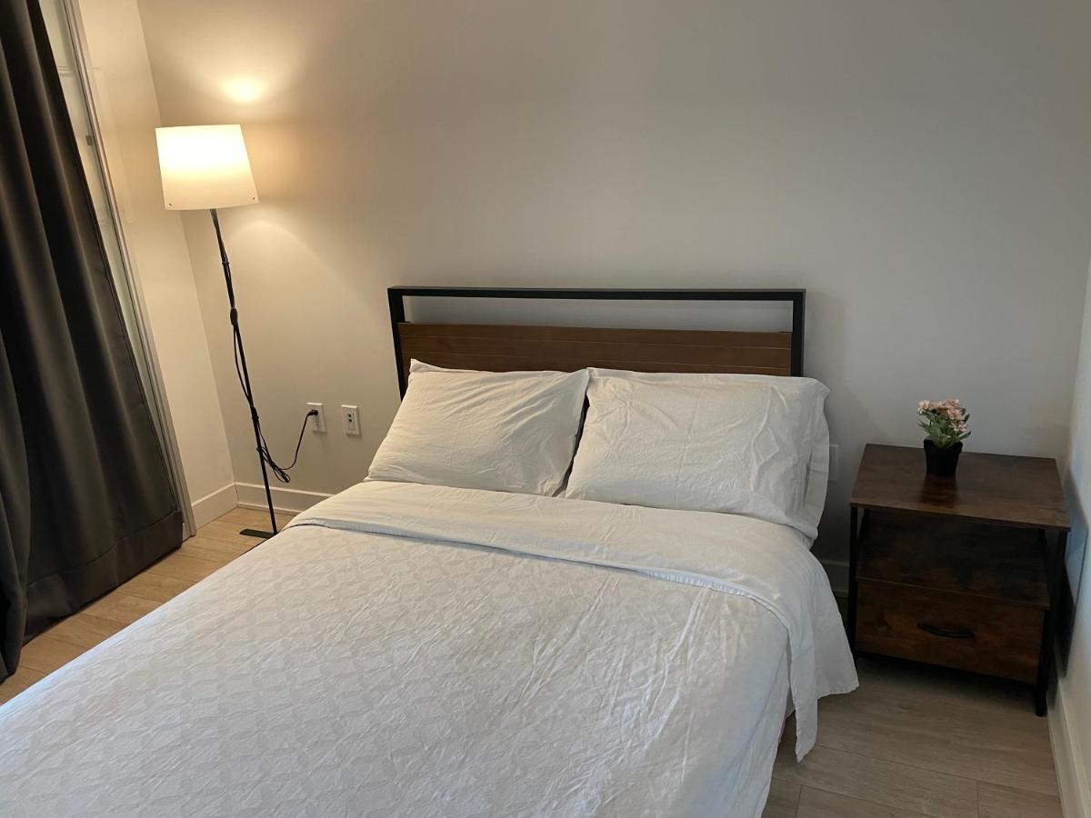 Three-Bedroom Condo With Free Parking Nearby Cn Tower With Lake View โตรอนโต ภายนอก รูปภาพ
