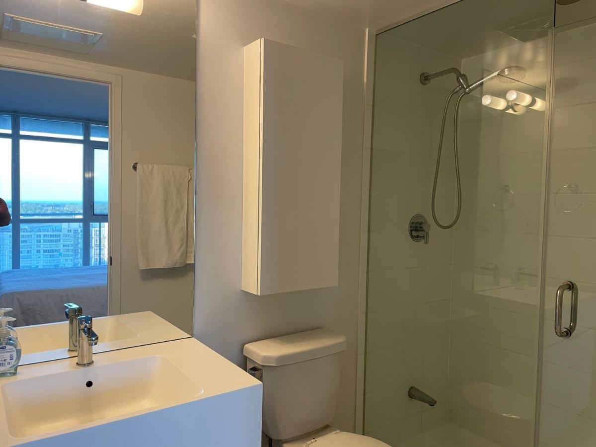 Three-Bedroom Condo With Free Parking Nearby Cn Tower With Lake View โตรอนโต ภายนอก รูปภาพ