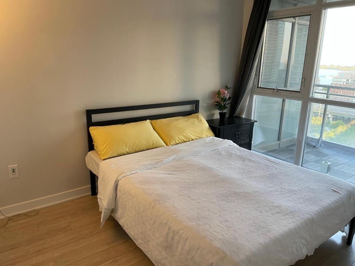 Three-Bedroom Condo With Free Parking Nearby Cn Tower With Lake View โตรอนโต ภายนอก รูปภาพ