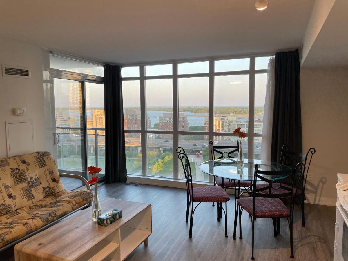 Three-Bedroom Condo With Free Parking Nearby Cn Tower With Lake View โตรอนโต ภายนอก รูปภาพ